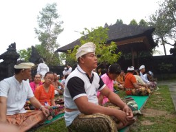 Sertu I Nengah Medal Melaksanakan Persembahyangan Saraswati dan Bayu Pinaruh di Pura Agung Margo Wening