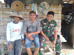 Babinsa Koramil 0816/13 Wonoayu Komsos Bersama Petani
