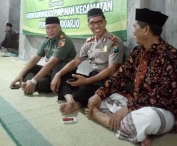 Danramil dan Kapolsek Prambon Komsos Dengan Kades Pejangkungan.