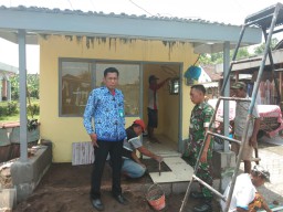 Sambut Bulan Ramadhan, Babinsa Serda Joko Supriyadi Ajak Warga Perbaiki POS Kamling.