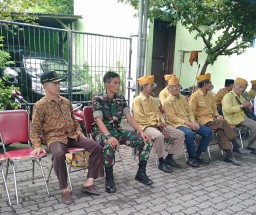 Babinsa Koramil 0816/03 Buduran Melaksanakan Giat Komsos Dengan Para Veteran di desa Binaan