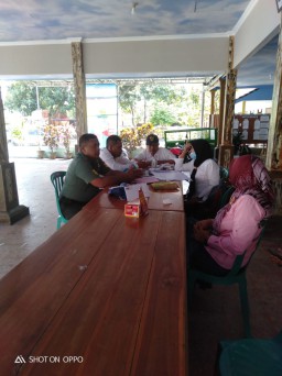 Babinsa Koramil 0816/13 Wonoayu Komsos Dengan Bidan Desa Lambangan
