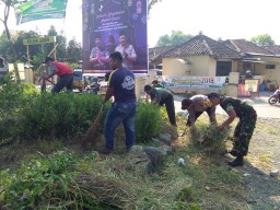 Kerja bakti TNI Polri dan Warga Desa tetap semangat walau di Bulan Ramadhan.