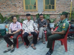 Babinsa Koramil 0816/18 Sedati laksanakan komsos dengan masyarakat guna mempererat tali silaturrahmi.