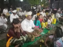 Sertu I Nengah Medal Melaksanakan Persembahyangan Pagerwesi di Pura Agung Margo Wening