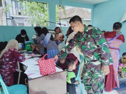 Serka Tasmin bersama petugas Pukesmas Jabon melaksanakan Program Posyandu