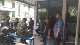 Babinsa Koramil 0816/16 Waru komsos dengan security di Berbek Industri Waru