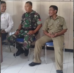 Babinsa Koramil 0816/04 porong melaksanakan komsos dengan perangkat Kec. Porong
