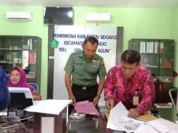 Babinsa Urangagung bantu warganya mengurus Program Pendaftaran Sertifikat Tanah Sistematis Lengkap PTSL.
