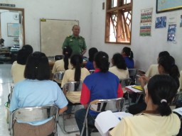 Babinsa 0816/01 tingkatkan semangat dan motivasi dan kepada calon TKW selama pelatihan