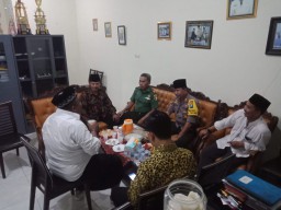 Danramil 0816/18 Sedati bersama Forkopimka hadiri undangan buka puasa bersama di Segoro Tambak