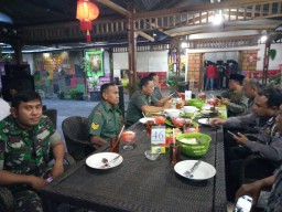 Danramil 0816/13 Wonoayu menghadiri undangan buka bersama di Rumah Makan Bambu Buto