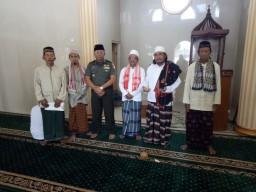Danramil 0816/13 Dengan Sholat Jum’at Bersama Warga di Masjid Al Mukmin