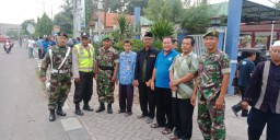 Berbagi Berkah Ramdahan, Koramil 0816/13 Membantu Bagi Takjil di Jalan