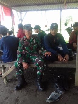 Babinsa 0816/08 Jabon Komsos dengan Karyawan PT Pertagas di Ds Tambak Kalisogo.