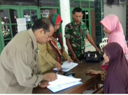 Babinsa 0816/16 waru komsos dengan masyarakat di desa tambakoso waru