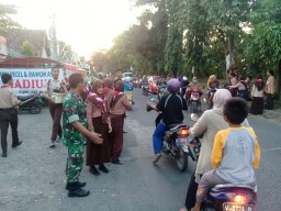 Koramil 0816/18 Sedati Bersama Pramuka Saka Wira Kartika Adakan Pembagian Takjil dan Buka Puasa Bersama.
