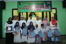 Danrem 084/Bhaskara Jaya bersama Dandim 0816/Sidoarjo buka puasa bersama Anak Yatim di Masjid Baiturohim Kodim 0816/Sidoarjo