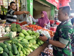 Babinsa Koramil 0816/15 Sukodono Blusukan ke Pasar Tradisional