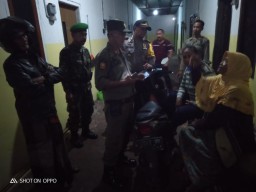 Anggota Koramil 0816/13 Wonoayu bersama Satpol PP dan Polsek merazia rumah kos-kosan