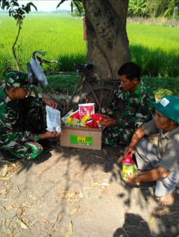 Gapoktan 2 Desa bersama bapak Babinsa melaksanakan penyemprotan guna menangkal Hama padi