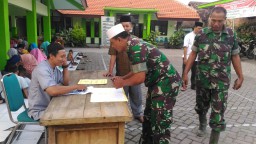 Tingkatkan kebersamaan dengan warga, Babinsa Ramil 0816/08 hadiri acara bukber di balai Desa Kupang