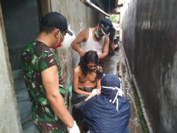 Babinsa Banjarsari bersama Dinas Sosial Kab. Sidoarjo evakuasi warga alami gangguan jiwa