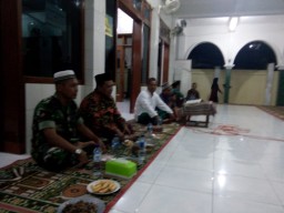 Babinsa Ramil 0816/13 Peringatan Nuzulul Qur’an Di Masjid Mujahidin.