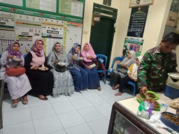 Danramil dan Ibu Ketua Ranting 13 Koramil 0816/12 Prambon bersama Anggota dan persit mengadakan Acara buka bersama di Kantor Koramil prambon.
