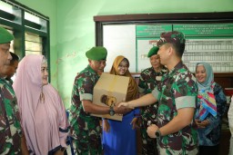 Komandan Kodim 0816/Sidoarjo Bagikan Bingkisan Lebaran 1440 H/2019 M Kepada Anggota Koramil 0816/18 Sedati
