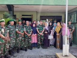 Dandim 0816/Sidoarjo bagikan bingkisan lebaran secara langsung ke Koramil 14/Taman