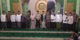 Danramil 0816/01 beserta Forpimka Sidoarjo melaksanakan safari ramadhan di Desa Bluru Kidul