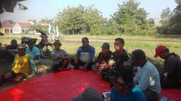 Kebersamaan Babinsa Desa Sidokepung dan Gapotan Tani Teladan