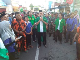 MWC NU Krian bersama Babinsa Koramil 0816/09 Krian dan Lintas Agama Bagi Takjil Untuk Warga.