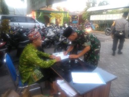 Danramil 0816/08 Jabon Hadiri kegiatan Buka Puasa dan Santunan Anak Yatim Piatu di Ds Kedungcangkring.