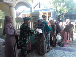 Babinsa Ds Balongtani bersama kepala Ds Balongtani adakan kegiatan pemberian santunan