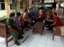 Jalin Komunimasi Babinsa Dengan Perangkat Desa