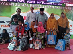 Babinsa Gebang Koramil 0816/01 buka bersama dengan yatim piatu di wilayah binaannya.