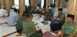 Babinsa Bertemu Dengan Tomas Menyikapi Situasi di Bulan Ramadhan.