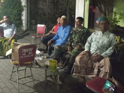 Babinsa Banjarkemantren melaksanakan Komsos setelah usai Sholat Taroweh