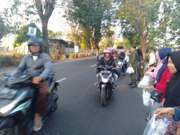 Anggota Koramil 0816/13 Wonoayu Koptu Andre Membantu Berbagi Takjil Ke Pengendara