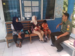 Jalin silahturahmi, Babinsa Koramil 0816/08 Jabon komsos dengan warga binaannya