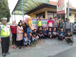 Danramil 0816/13 Wonoayu Ramaikan Ramadhan dengan Bakti Sosial
