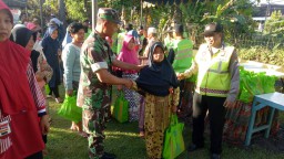 Peduli sesama hamba Allah, Babinsa Koramil 0816/Gedangan Membantu Kegiatan Bhakti Sosial