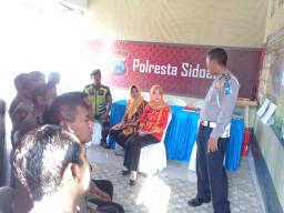 Serka Petrus dan Serda Hardiono melaksanakan pam pos pantau di Desa Geluran Taman.