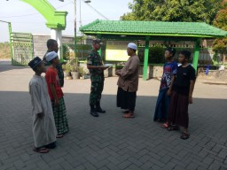 Danramil 0816/05 Tulangan Bagikan Zakat Fitrah Kewilayah Binaanya.