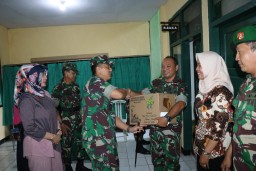 Dandim 0816 Sidoarjo serahkan bingkisan lebaran kepada prajurit koramil 0816/01 Kota Sidoarjo.