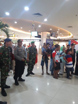 Babinsa Koramil 0816/18 Sedati Melaksanakan Pengamanan Lebaran di Bandara Juanda