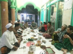 Sertu Dampar hariyono menjalin Komunikasi Bersama Warga masyarakat Melaksanakan Selamatan dan Takbir di musholla Desa Binaanya.