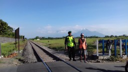 Babinsa Koramil 0816/02 Candi Bantu KAI Amankan Angkutan Lebaran Tahun 2019